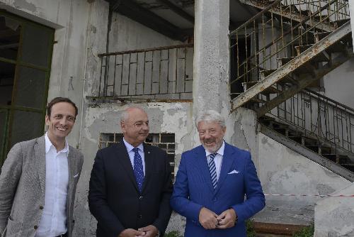 Il governatore Massimiliano Fedriga, il sindaco di Trieste Roberto Dipiazza e il presidente camerale Antonio Paoletti sul sito dove sorgerà il Parco del mare